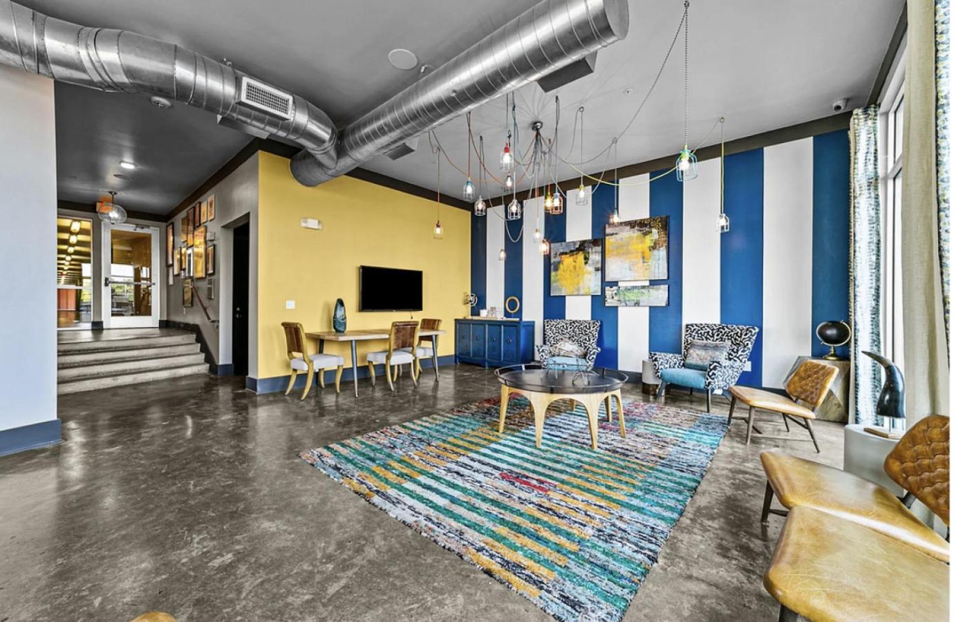 Apartment Landing At Lofts At Sylvan Thirty - In West Dallas